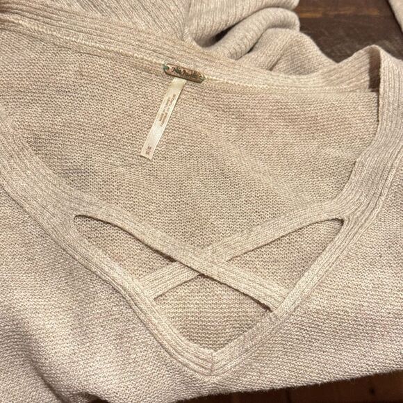 Free People criss cross v neck sweater medium - Picture 3 of 8